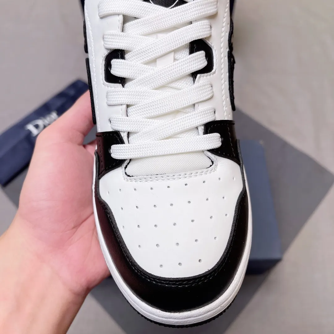 P420 Dior B57 low-top sneakers 2024 spring men's series new product launch [Celebrate][Celebrate][Celebrate], reinterpret the basketball shoe design and become Dior's classic item [strong][strong][strong], carefully crafted in black and cream white smooth cowhide, with beige suede, and the leather CD logo is displayed on the side Zhi, the tongue, sole and back side are decorated with various distinctive details to enhance the style[666][666], while the eyelet details, topstitching and rubber panels highlight the dynamic charm of its athletic style[strong][strong][strong]. It has a two-color rubber sole, which can be matched with various clothing to create a refined look. Size: 38 to 45 No. 067